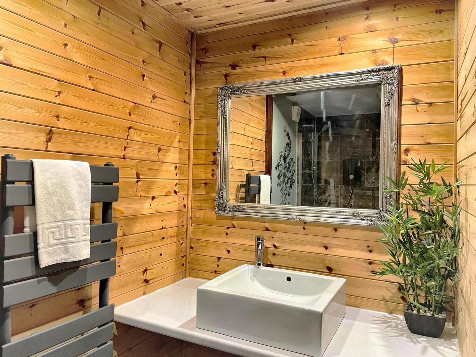 Wren 8-Hot Tub-Woodland Lodges-St Clears-Carmarthen-Tenby المظهر الخارجي الصورة