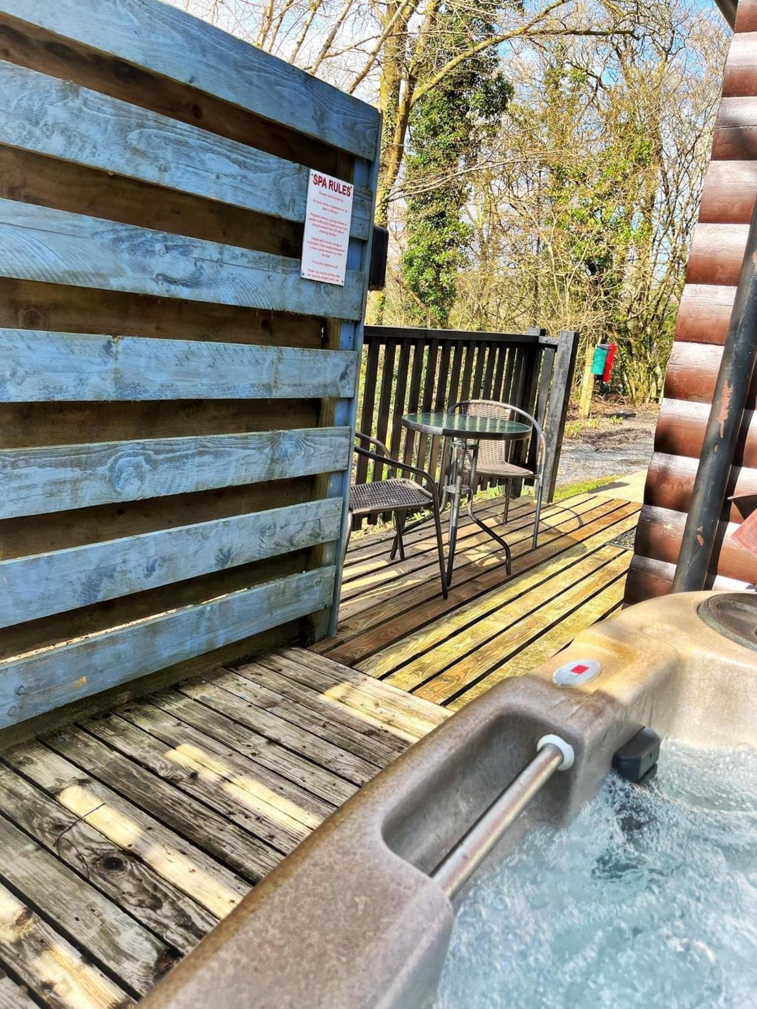Wren 8-Hot Tub-Woodland Lodges-St Clears-Carmarthen-Tenby المظهر الخارجي الصورة